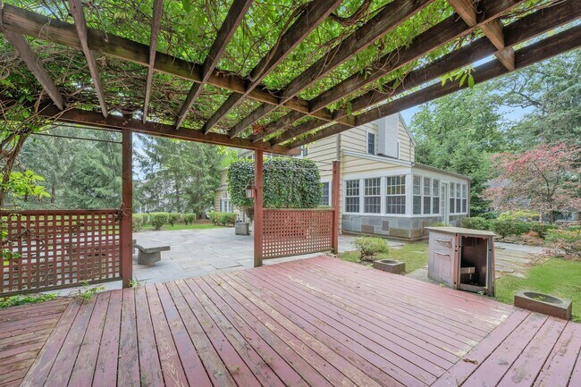 Building Photo - 278 Maple St