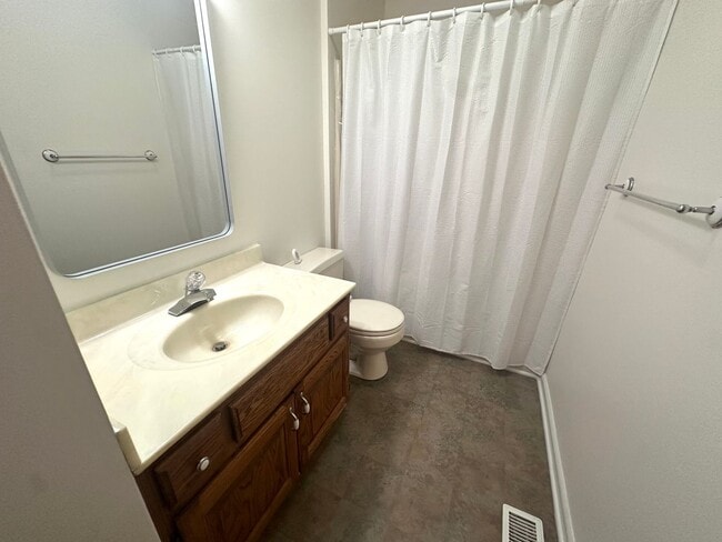 Building Photo - 4 bedroom, 2 1/2 bath