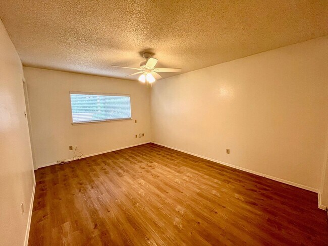 Building Photo - Charming 3/2 in Pipers Meadow  ~  *NO HOA*...
