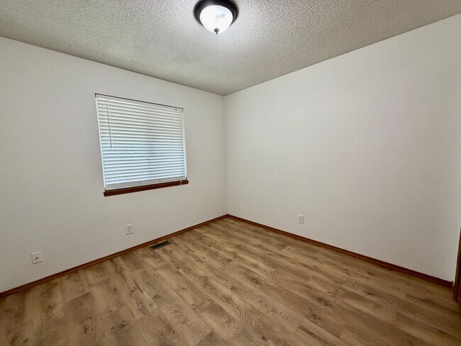 Building Photo - 4 bedroom Home in Regency Lakes!
