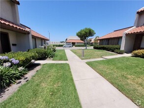 Building Photo - Cozy Townhome in Buena Park!