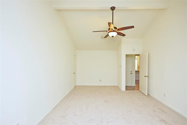 Building Photo - 2035 Shorewood Ln