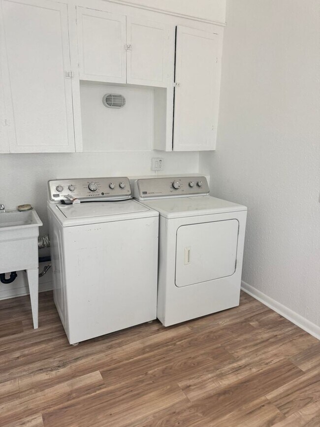 Building Photo - Newly Renovated