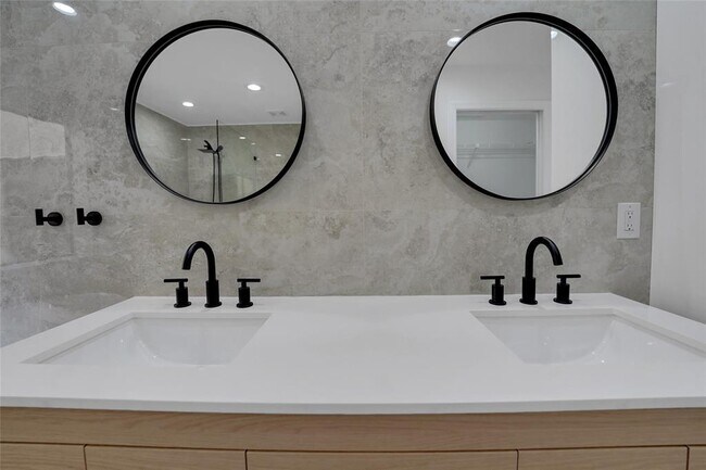 Building Photo - 7850 Villa Nova Dr