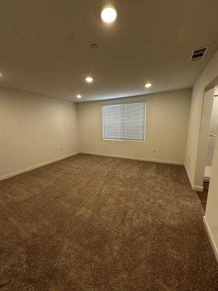Building Photo - 1724 Eiffel St