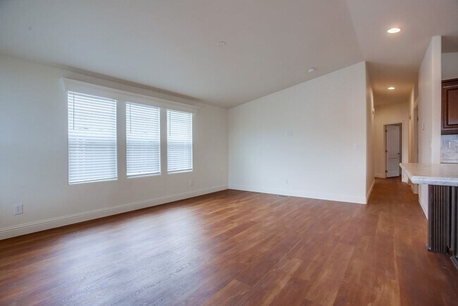 Building Photo - 1219 E Barham Dr