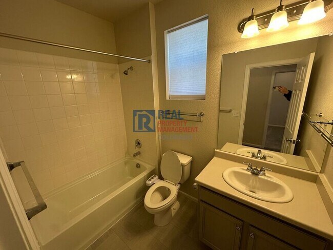 Building Photo - 6634 N Cathay St