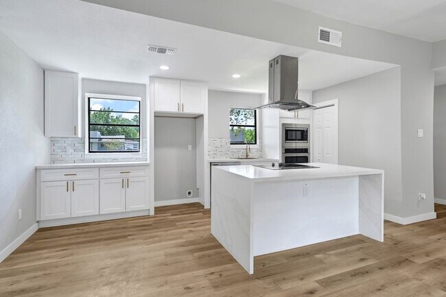 Building Photo - 5634 Cerritos Dr