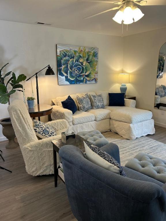 Building Photo - 563 Primrose Dr