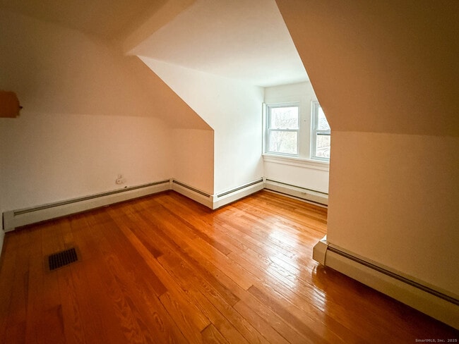 Building Photo - 2 Maple Ln