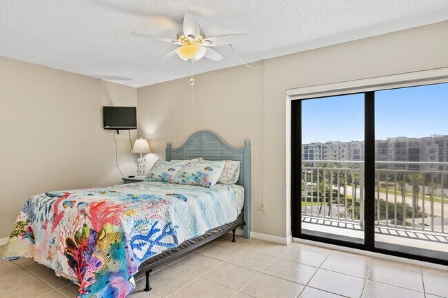 Building Photo - Fully Furnished Beautiful 2 Bedroom Seascape Towers Oceanfront Condo