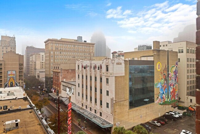Building Photo - 231 College St