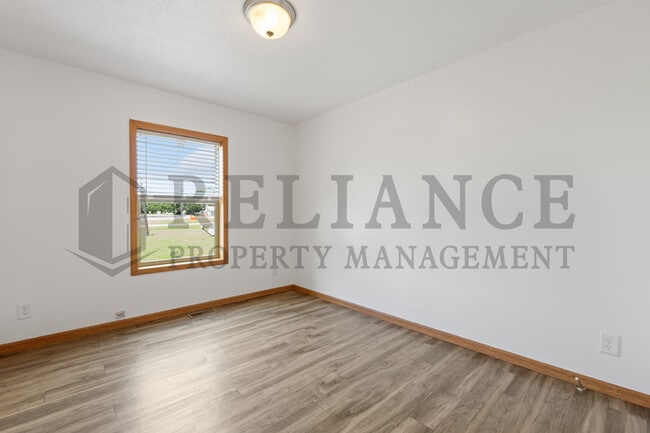 Building Photo - 305 S Elm St