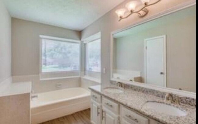 Building Photo - 15827 Roxton Ridge Dr