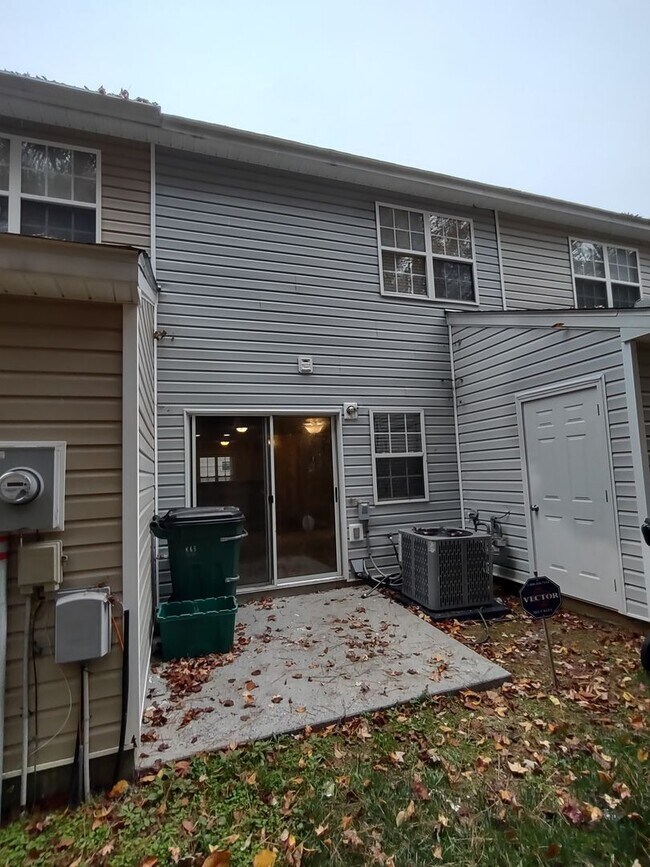 Building Photo - Pristine, move in ready Townhome located in the Holly Ridge Complex!