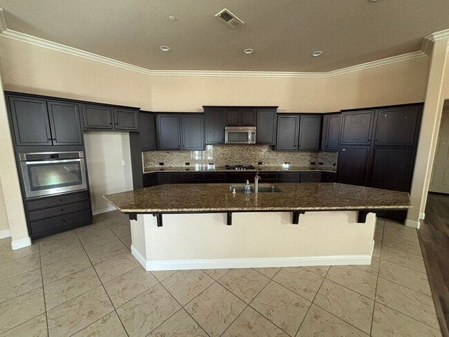 Building Photo - Elegant 4 Bed | 3 Bath in Village Green HO...