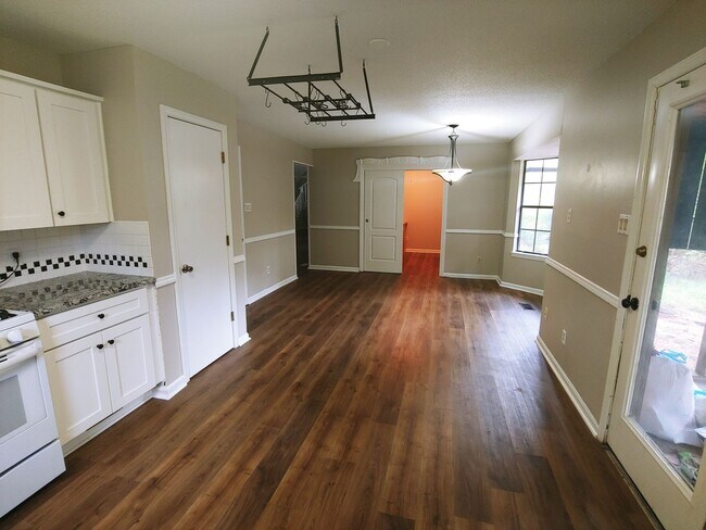 Building Photo - 8 Hickory Ln