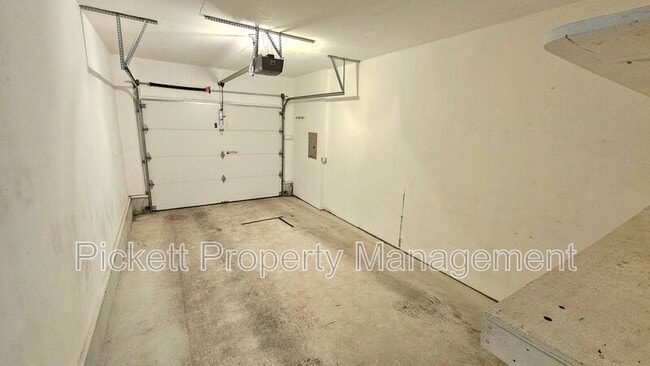 Building Photo - 2870 SE Colusa Ave