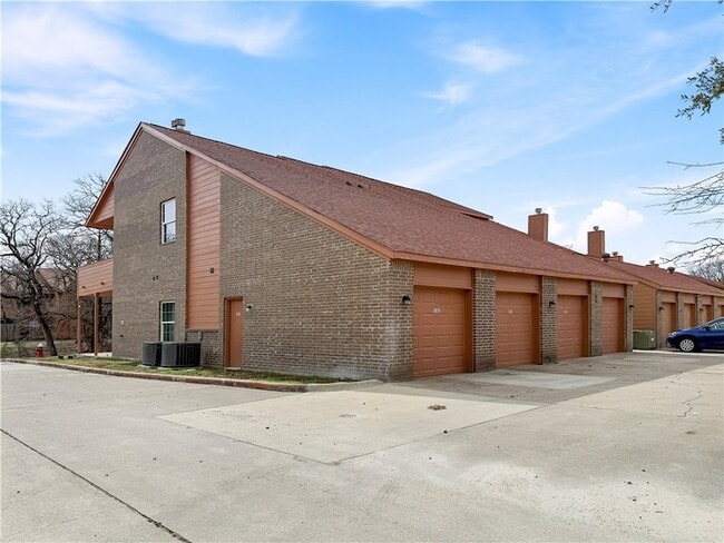 Building Photo - 1305 W Villa Maria Rd