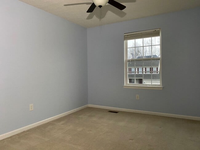 Building Photo - Charming 4 Bedroom/2.5 Bathroom in White M...