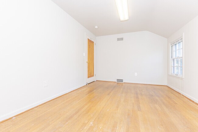 Building Photo - 909 E Ann St