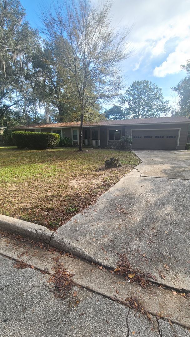 Building Photo - Beautiful 4/2 fenced home in Chatworth Court