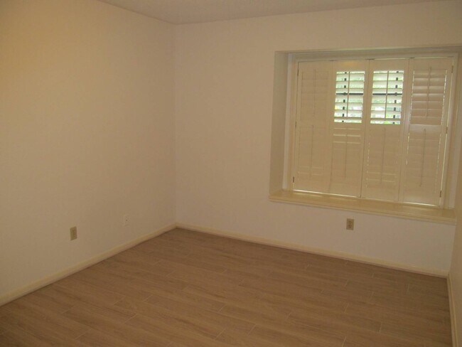 Building Photo - 2118 Hickory Lawn Dr