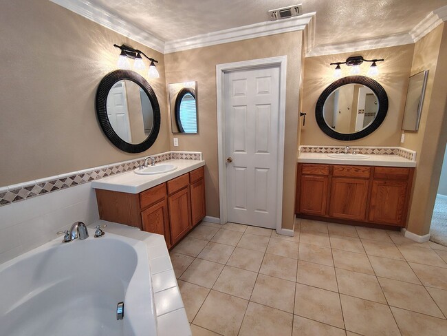 Building Photo - 13606 Brook Way