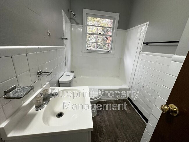 Building Photo - 913 27th St SW