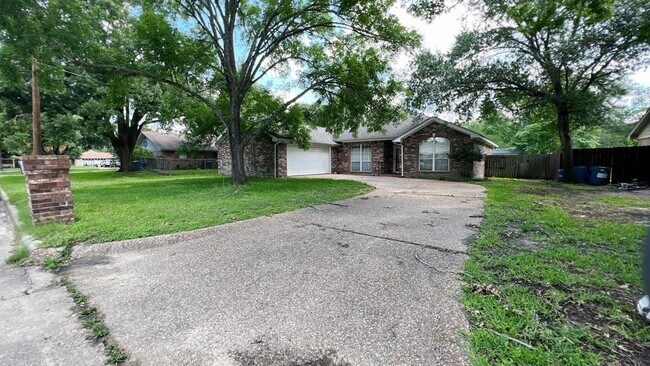 Building Photo - 903 Milroy Dr W