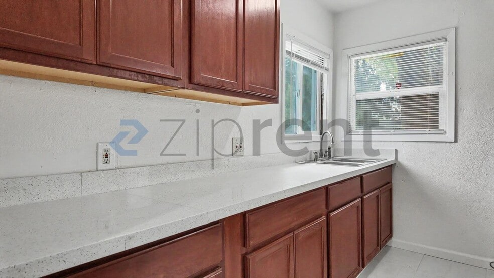 Building Photo - Unit