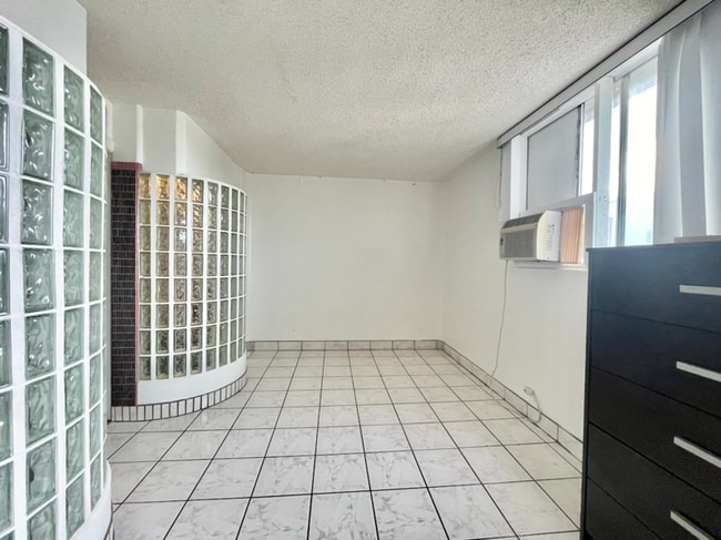 Building Photo - 1914 University Ave