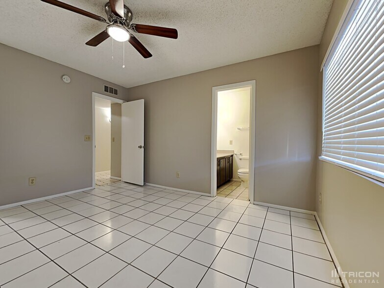 Building Photo - 8838 W Cinnabar Ave
