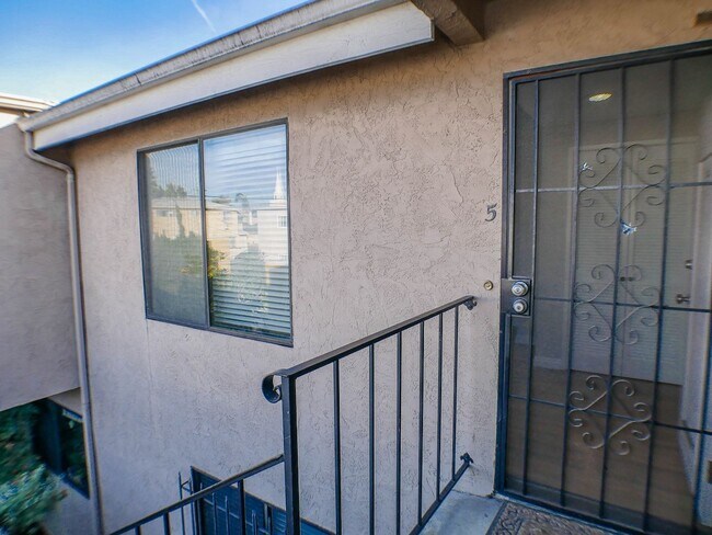 Building Photo - Charming 2 bed/2 bath second level condo with washer/dryer & assigned parking