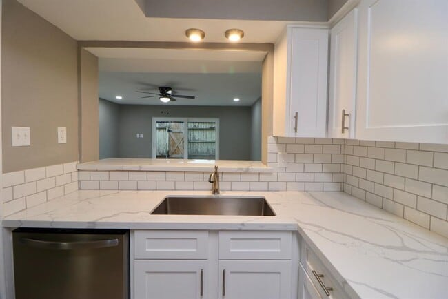 Building Photo - 11550 Chimney Rock Rd