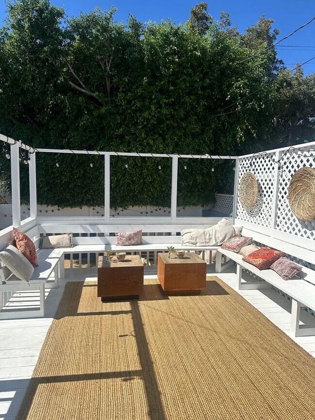 Building Photo - Lovely Home in the Kentwood area of Westchester