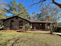 Building Photo - Amazing 4 bed 2 bath