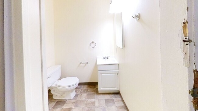 Building Photo - 412 Lakeway Dr