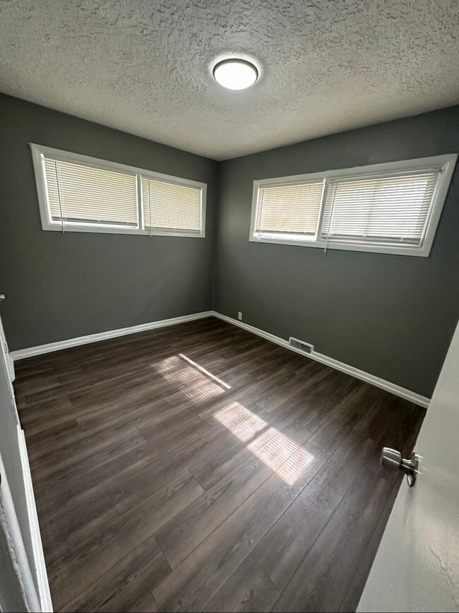 Building Photo - This is a 4 bedroom 1 Full bathroom house which has a spacious living room, dining room and full ...