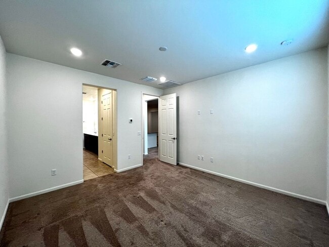 Building Photo - 4 Bedroom Home with 3-Car Garage in Gladde...