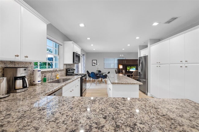 Building Photo - 7711 Coquina Dr