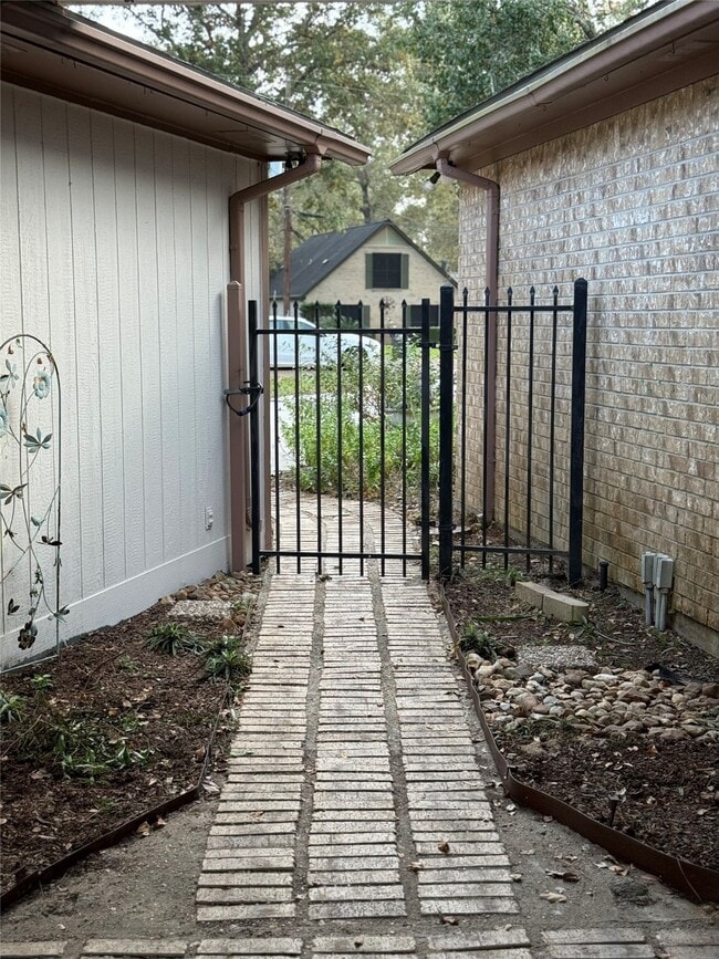 Building Photo - 24930 Plantation Estates Ave