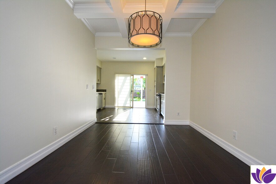 Building Photo - 1093 Avoca Ave