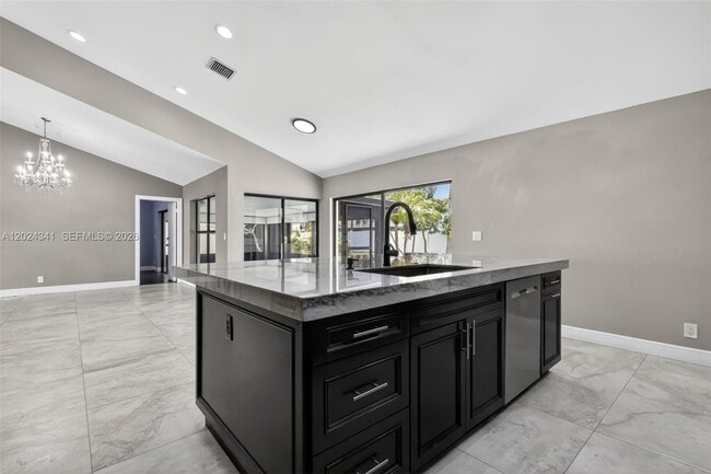 Building Photo - 9654 Sun Pointe Dr