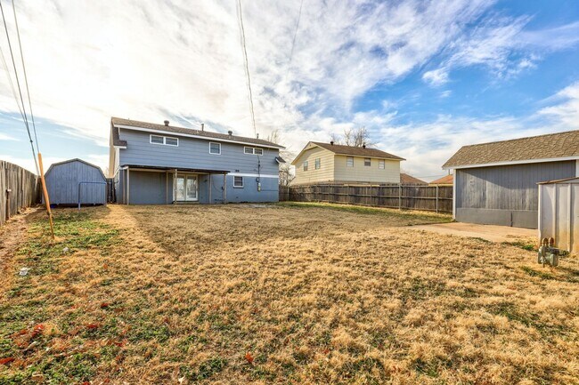 Building Photo - 4 bed, 1.5  house in Yukon