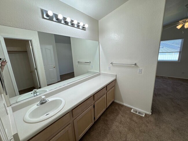 Building Photo - 4 Bedroom - 2 bath - Single Family Home in a Great Location!