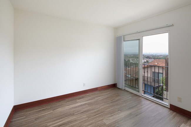 Building Photo - Point Loma 1BR with W/D In-Unit, Great Vie...