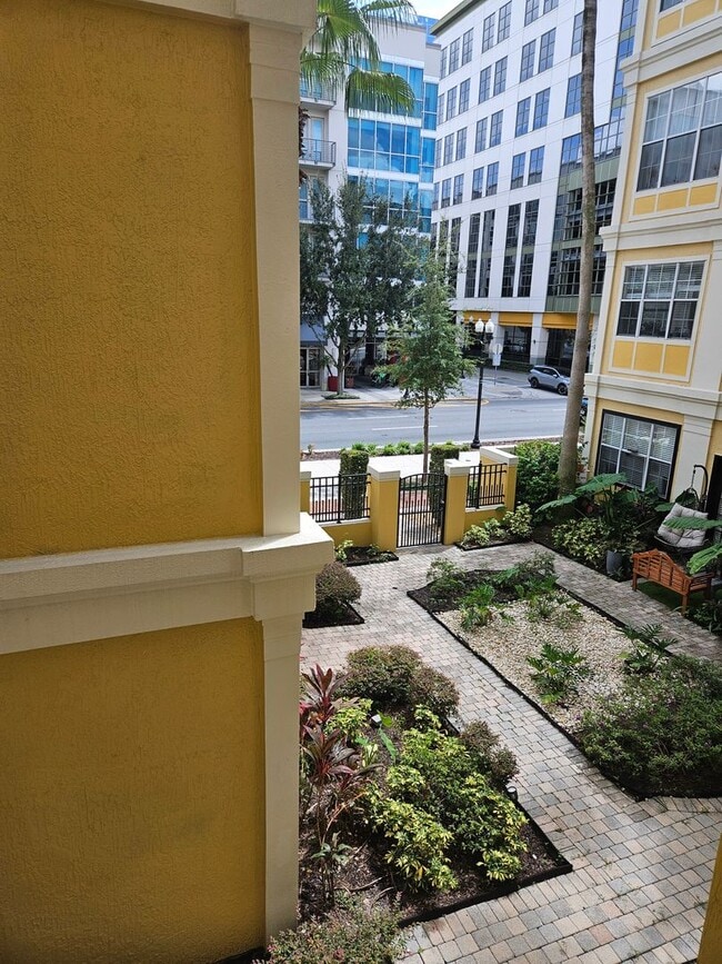 Building Photo - Beautiful Downtown Condo 2/2 Courtyard View FREE WATER/SEWER