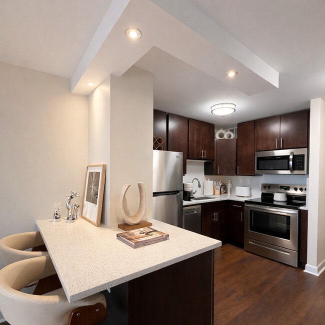 Building Photo - 2650 N Lakeview Ave