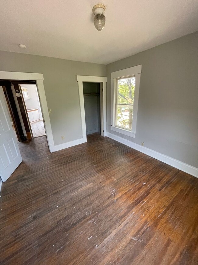 Building Photo - 4 bedroom 2 full bath House